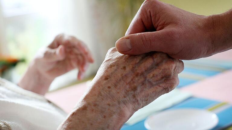 Gerade während der Corona-Pandemie ist es für Angehörige schwieriger, Mutter oder Vater im Seniorenheim zu besuchen, da strikte Hygieneregeln eingehalten werden müssen.