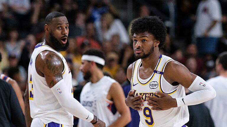 Los Angeles Lakers - Phoenix Suns       -  Erstmals gemeinsam im Einsatz für die Los Angeles Lakers: LeBron James (l) und sein Sohn Bronny.