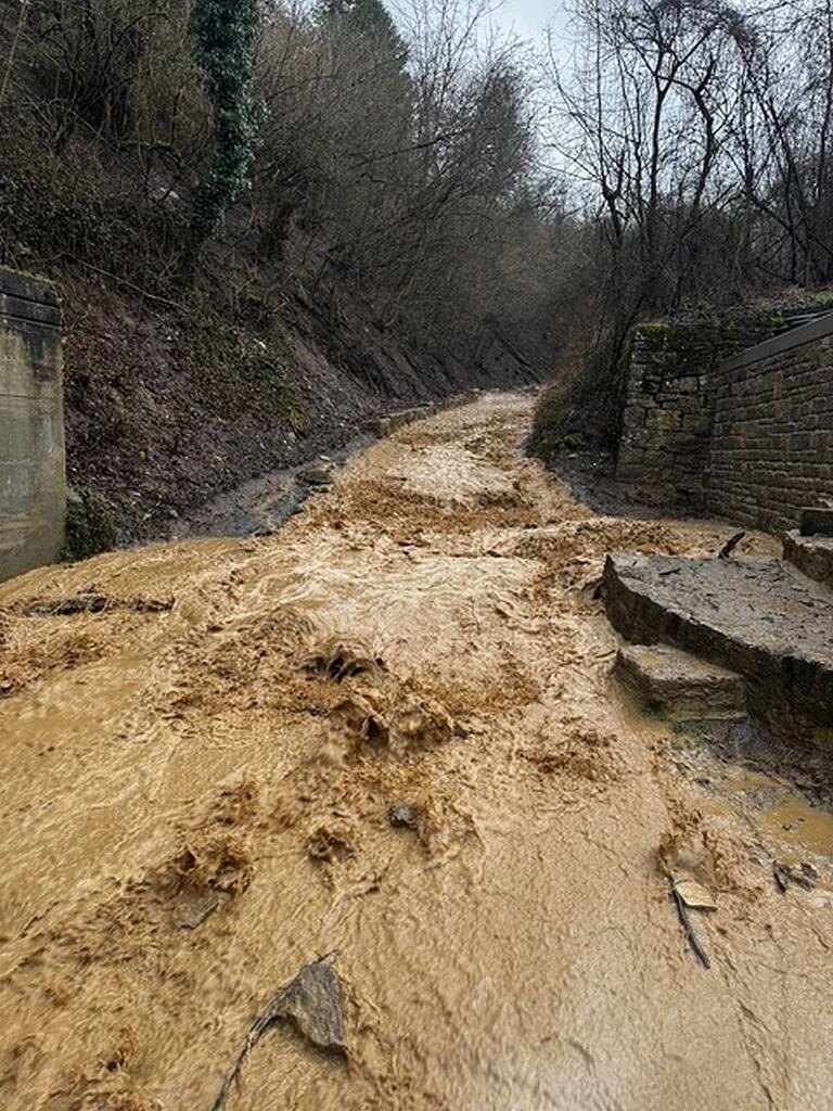 Zwischenzeitlich hatten sich manche Straßen in reißende Schlammflüsse verwandelt. Zwischenzeitlich hatten sich manche Straßen in reißende Schlammflüsse verwandelt.