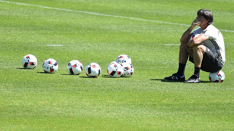 Bundestrainer - Joachim Löw muss sich eine neue Startelf einfallen lassen. Foto: Arne Dedert Bundestrainer - Joachim Löw muss sich eine neue Startelf einfallen lassen. Foto: Arne Dedert