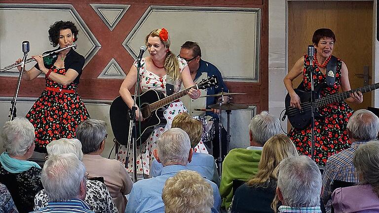 &bdquo;The Wonderfrolleins&rdquo; heizten im Alten Rathaus von Gochsheim kräftig ein. Von links Isabelle Bodenseh, Andrea Paredes Montes und Lexi Rumpel. Im Hintergrund &bdquo;Don Giorgio&rdquo;, alias Rainer Rumpel.