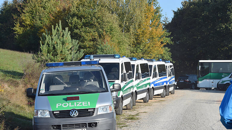 Die Polizei durchsucht auf der Suche nach der vermissten Brigitte Volkert ein Waldstück bei Burgsinn.