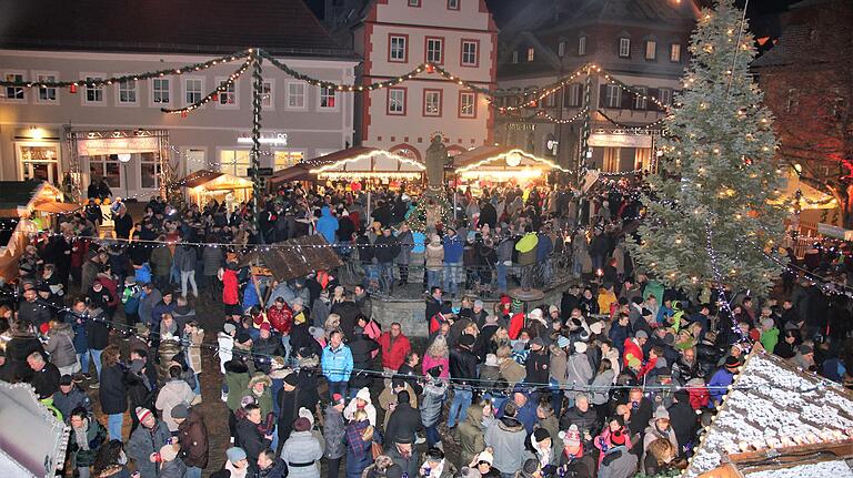 Gut gefüllt: der Volkacher Marktplatz beim Winterzauber 2019.