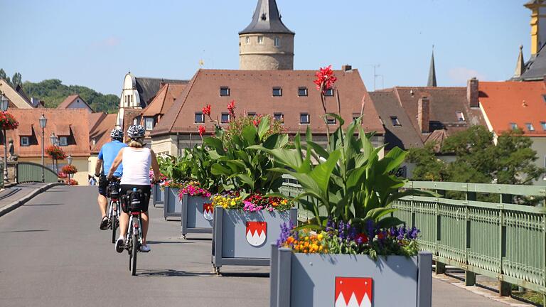 Seit der Sperrung für den Autoverkehr haben Radfahrer und Fußgänger die Brücke erobert. Seit der Sperrung für den Autoverkehr haben Radfahrer und Fußgänger die Brücke erobert.