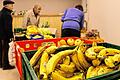 Frisches Obst, Brot und was sonst noch übrig ist: Bedürftige bekommen jeden Freitag Lebensmittel im Tafelladen Josefzelt.