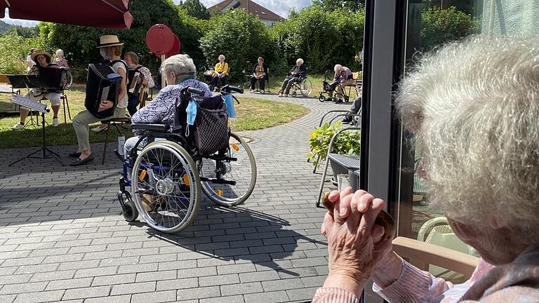 Das Seniorenheim 'Mainbrücke' in Marktheidenfeld (hier ein Bild vom vergangenen Sommer) hatte bisher keinen einzigen Coronafall unter den Bewohnern. Das Seniorenheim 'Mainbrücke' in Marktheidenfeld (hier ein Bild vom vergangenen Sommer) hatte bisher keinen einzigen Coronafall unter den Bewohnern.