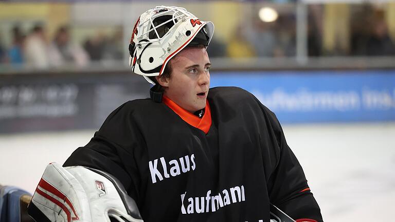 Mit seinen Vorderleuten kassierte Haßfurts Torwart Nicolas Hetzel am Freitagabend nach zuvor 17 siegreichen Partien die erste Saisonniederlage. Beim EV Pegnitz setzte es eine deftige 7:3-Packung.