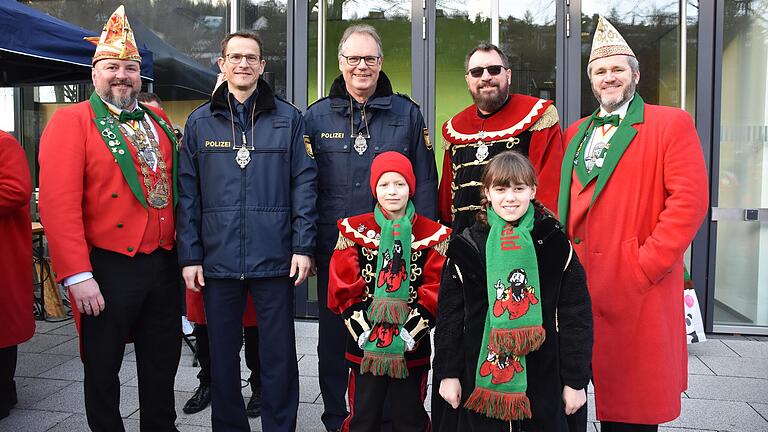 Strahlende Gesichter gab es beim Besuch der Abordnung der Gilde Giemaul im Polizeipräsidium Unterfranken in Würzburg. Auf dem Foto (von links): Andreas Weiß (Sitzungspräsident), Vizepolizeipräsident Holger Baumbach, Polizeipräsident Detlev Tolle, Giemaul German I., Manuel Königl (2. Gesellschaftspräsident) und das Kindergiemaulpaar Luis II. und Mina I.