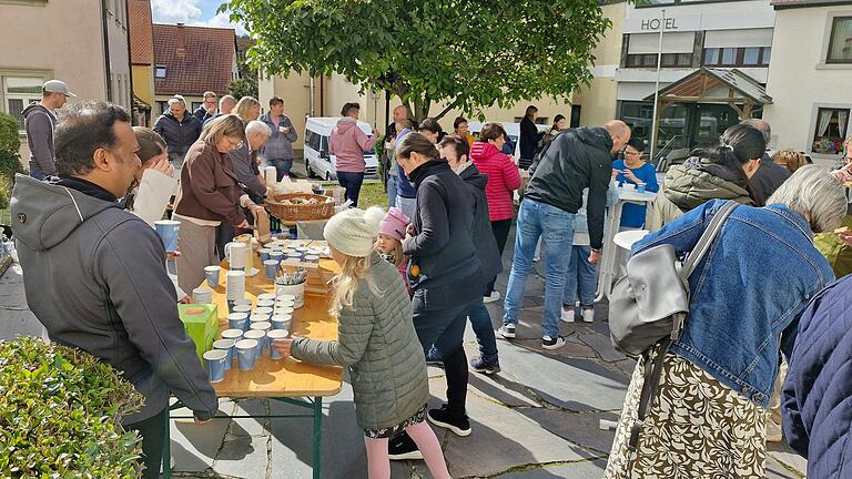 Suppe und Brot schmeckten bei Sonnenschein besonders gut.