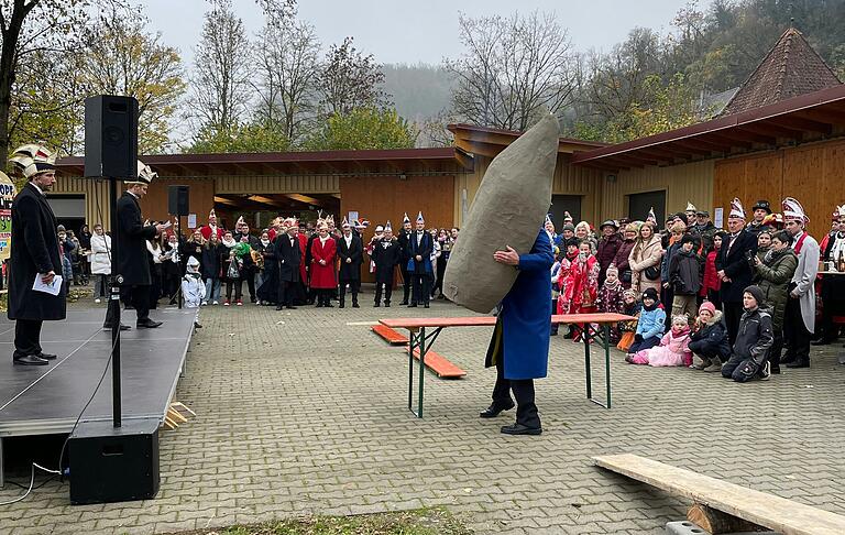 Der gut gefüllte Festplatz beim Spiel mit den Gastgesellschaften: Hinkelstein-Tragen. Der gut gefüllte Festplatz beim Spiel mit den Gastgesellschaften: Hinkelstein-Tragen.