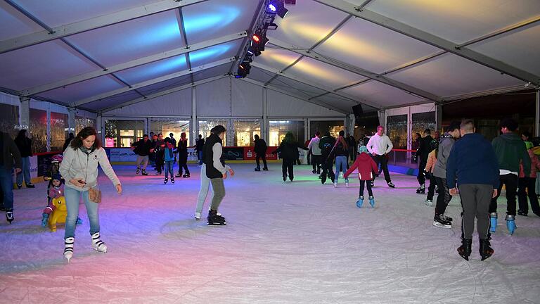 Die Neuschter Eiszeit auf dem Marktplatz verlockt viele Gäste zum Eislaufen. Die Neuschter Eiszeit auf dem Marktplatz verlockt viele Gäste zum Eislaufen.