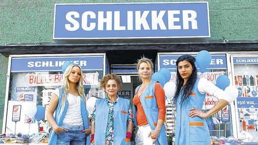 Bereit zum Kampf: &bdquo;Die Schlikkerfrauen&ldquo; auf diesem Szenenbild aus der gleichnamigen Sat.1-Komödie wollen sich nichts mehr gefallen lassen.