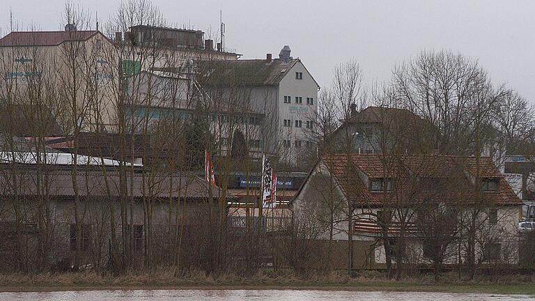 Noch halten sich die Ausuferungen an der Saale in Bad Königshofen in Grenzen. Sollte es aber weiter so regnen, drohen großflächigere Überschwemmungen.