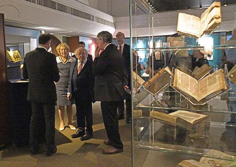 Der irische Staatspräsident Michael D. Higgins und seine Frau Sabina Higgins beim Besuch der Ausstellung in der Unibibliothek.