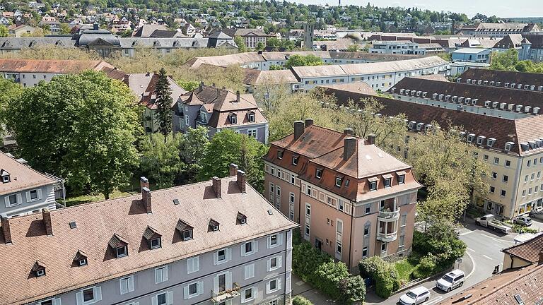 Vorne rechts ist das aktuelle Altbau-Wohnhaus in Würzburg zu sehen. Dieses soll nun zugunsten eines Neubaus abgerissen werden.