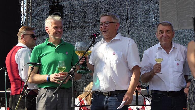 Er hatte letztes Jahr Premiere: Bürgermeister Jörg Kümmel (Mitte) wird das Altmain-Weinfest wieder offiziell eröffnen. Er hatte letztes Jahr Premiere: Bürgermeister Jörg Kümmel (Mitte) wird das Altmain-Weinfest wieder offiziell eröffnen.