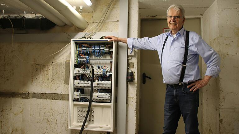 Lothar Schenk freut sich über den neuen Sicherungskasten im Keller des Esbach-Hofs. Lothar Schenk freut sich über den neuen Sicherungskasten im Keller des Esbach-Hofs.