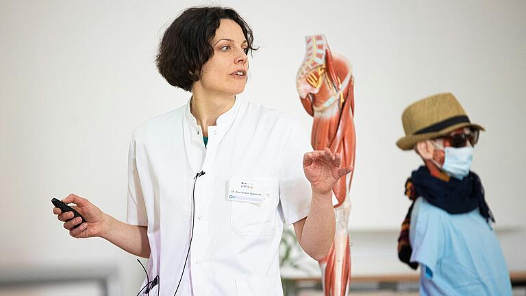 Ann-Kristin Reinhold, Anästhesistin und Schmerzforscherin am Uniklinikum Würzburg, hielt eine Vorlesung zum Thema Schmerz. Ann-Kristin Reinhold, Anästhesistin und Schmerzforscherin am Uniklinikum Würzburg, hielt eine Vorlesung zum Thema Schmerz. 