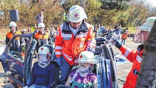 Das Dach ist ab: Jetzt können die „Verletzten“ des „Disko-Unfalls“geborgen werden. Das Dach ist ab: Jetzt können die „Verletzten“ des „Disko-Unfalls“geborgen werden.