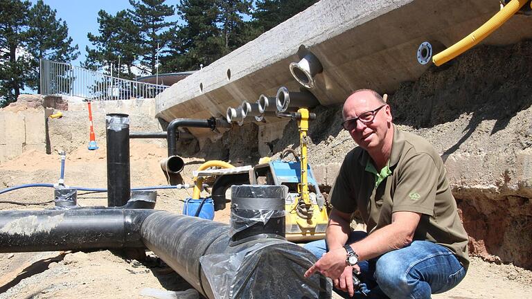 Betriebsleiter Roland Bühner zeigt die Hauptversorgungsleitung für das Wasser, das aus dem Nichtschwimmerbecken geleitet wird. Foto: Benedikt Borst       -  Betriebsleiter Roland Bühner zeigt die Hauptversorgungsleitung für das Wasser, das aus dem Nichtschwimmerbecken geleitet wird. Foto: Benedikt Borst