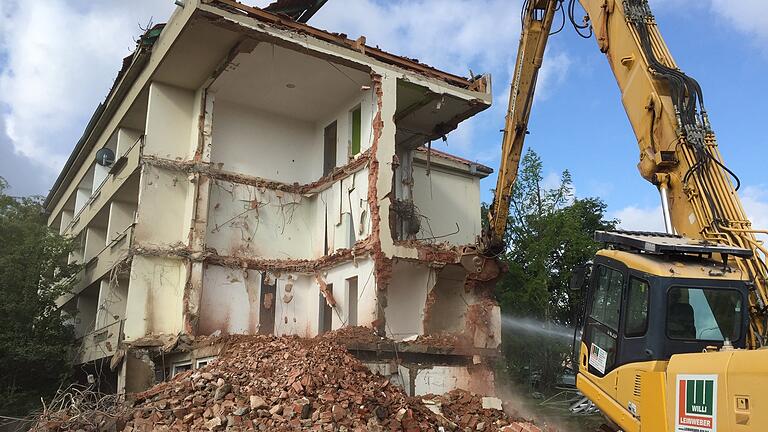Die Außenwand ist schon Geschichte: Das Schwesternwohnheim am Hainberg in Mellrichstadt wird derzeit abgerissen.