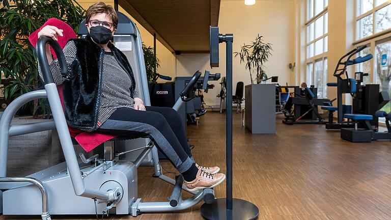An einer Vielzahl von Geräten wird die Mobilität der Patientinnen und Patienten trainiert. Dafür wird in der ambulanten Reha ein individueller Plan erstellt. An einer Vielzahl von Geräten wird die Mobilität der Patientinnen und Patienten trainiert. Dafür wird in der ambulanten Reha ein individueller Plan erstellt.