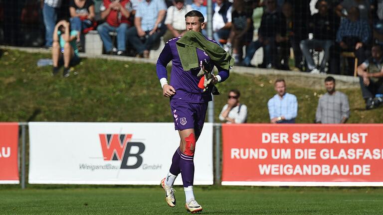 Maximilian Weisbäcker, der Torwart des TSV Aubstadt, sah im Spiel gegen den FC Bayern München II die Rote Karte.