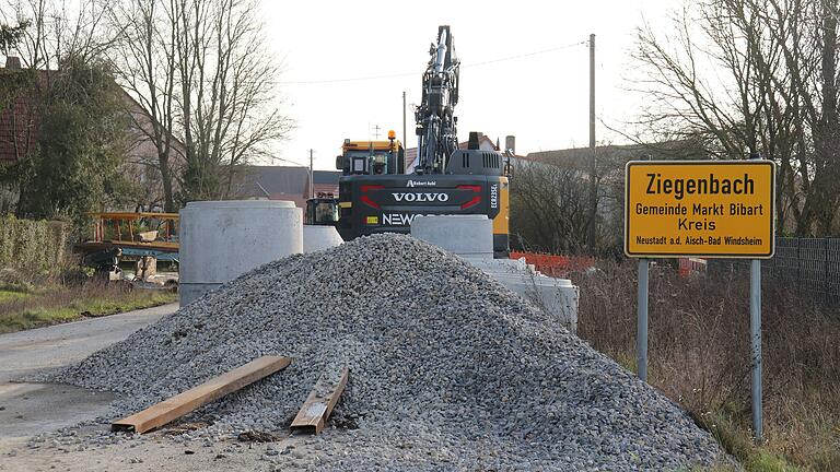 In Ziegenbach wird auf 700 Metern Länge die Ortsdurchfahrt ausgebaut, die B 286 bleibt bis Jahresende komplett gesperrt. In Ziegenbach wird auf 700 Metern Länge die Ortsdurchfahrt ausgebaut, die B 286 bleibt bis Jahresende komplett gesperrt.