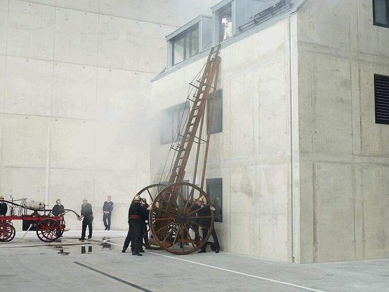 Rainer Egert hat der Feuerwehrschule Würzburg seine historische Magirus-Holzleiter aus dem Jahr 1913 als Dauerleihgabe überlassen.