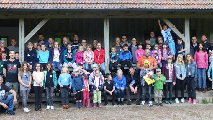 „Vatertag mal anders“: 21 Väter und 40 Kinder trafen sich am Vorabend von Christi Himmelfahrt. „Vatertag mal anders“: 21 Väter und 40 Kinder trafen sich am Vorabend von Christi Himmelfahrt.