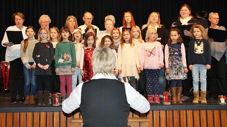 'Es ist für uns eine Zeit angekommen': Der Arnsteiner Kinderchor, der Kinderchor Thüngen und der Arnsteiner Singkreis eröffneten gemeinsam unter der Leitung von Ingeborg Purucker das Adventskonzert der Städtischen Musikschule Arnstein.