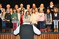 'Es ist für uns eine Zeit angekommen': Der Arnsteiner Kinderchor, der Kinderchor Thüngen und der Arnsteiner Singkreis eröffneten gemeinsam unter der Leitung von Ingeborg Purucker das Adventskonzert der Städtischen Musikschule Arnstein.