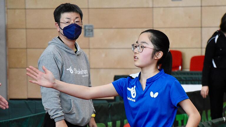 Koharu Itagaki (vorne, dahinter&nbsp; Koji Itagaki) hat zwei bayerische U18-Titel gewonnen.