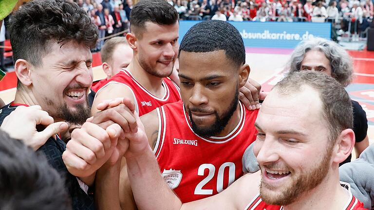 Jubel, Trubel, Heiterkeit nach dem Sieg der Würzburg Baskets über die Harko Crailsheim Merlins: (von links) Nicolas Carvacho, Filip Stanic, Xeyrius Williams und Felix Hoffmann.