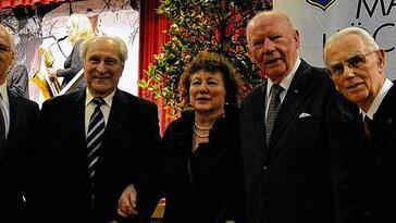 Ehrenbürgerschaft: Peter Stichler beim Neujahresempfang der Gemeinde Höchberg mit ihren Ehrenbürgern: (von links) Walter Clement, ehemaliger Gemeinderat, Gisela Braunreuther, die die Auszeichnung für ihren verstorbenen Mann Raimund Braunreuther entgegennahm, Stichlers Vorgänger Werner Hillecke und Georg Schmitt, Pfarrer i.R.. Ehrenbürgerschaft: Peter Stichler beim Neujahresempfang der Gemeinde Höchberg mit ihren Ehrenbürgern: (von links) Walter Clement, ehemaliger Gemeinderat, Gisela Braunreuther, die die Auszeichnung für ihren verstorbenen Mann Raimund Braunreuther entgegennahm, Stichlers Vorgänger Werner Hillecke und Georg Schmitt, Pfarrer i.R..