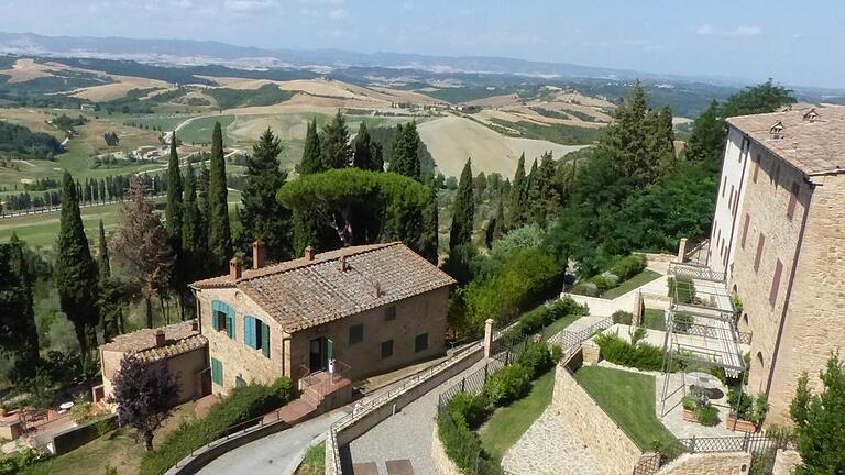 Blick vom &bdquo;borgo&ldquo;, dem historischen Dorf, in die Landschaft.