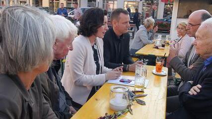 Staatssekretär a.D. Dr. Albert Meyer, Landrat Wilhelm Schneider und 2. Bürgermeister Michael Schlegelmilch mit Staatssekretärin Dorothee Bär (von rechts) beim &bdquo;politischen Marktplatz&ldquo; in Haßfurt.