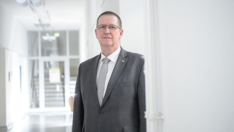 Stefan Moos Volkshochschule - Der Leiter der Würzburger Volkshochschule Stefan Moos Stefan Moos Volkshochschule - Der Leiter der Würzburger Volkshochschule Stefan Moos