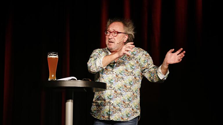 Das Hefeweißbier, die Kladde, der Kabarettist: Urban Priol beim Rückblick im Bockshorn.