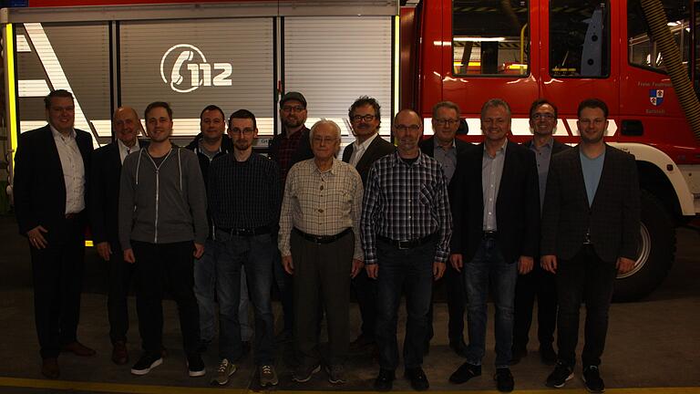 Die Feuerwehr Karlstadt ehrte aktive und langjährige Feuerwehrleute. Von links: Vorsitzender Feuerwehrverein Gregor Weigel, Bürgermeister Paul Kruck, Tobias Brust, Marco Preisendörfer, Dominik Nuß, Marcus Büttner, Paul Schreck, Martin Kütt, Johannes Nuß, Lorenz Wittmann, Peter Heßler, Zweiter Vorsitzender Alexander Hofmann, Zweiter Kommandant Andreas Büttner.&nbsp;