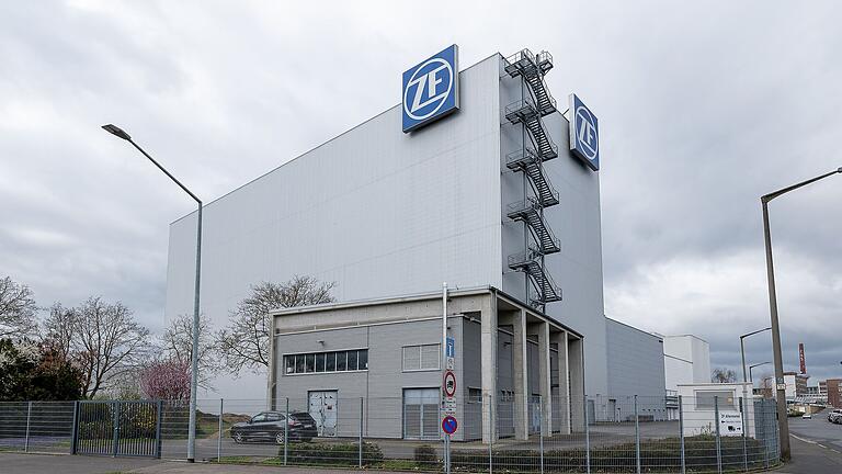 ZF Aftermarket liefert unter anderem Kupplungskomponenten an die Automobilindustrie. Laut Konzern arbeiten derzeit rund 900 der insgesamt 9000 Beschäftigten in Schweinfurt im Ersatzteilgeschäft, davon 360 in der Logistik. Das Bild zeigt das Hochregallager von außen. ZF Aftermarket liefert unter anderem Kupplungskomponenten an die Automobilindustrie. Laut Konzern arbeiten derzeit rund 900 der insgesamt 9000 Beschäftigten in Schweinfurt im Ersatzteilgeschäft, davon 360 in der Logistik. Das Bild zeigt das Hochregallager von außen.