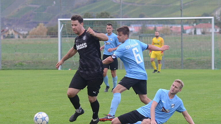 Fußball Bezirksliga West, TSV Retzbach - TuS Frammersbach am Samstag, 28. September 2019: von links Patrick Amrhein (Frammersbach), Dominik Hehrlein, Felix Strohmenger (Retzbach)