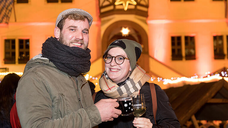 Winterzauber in Volkach       -  Zahlreiche Menschen besuchen am Samstag (04.01.20) den Winterzauber am Marktplatz in Volkach. #Winter-OpenAir-Festival