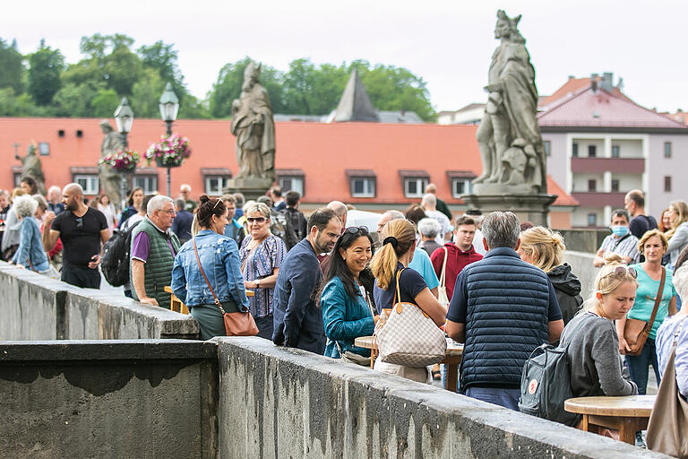 Die Alte Mainbrücke ist auch in Corona-Zeiten ein beliebter Treffpunkt in Würzburg.