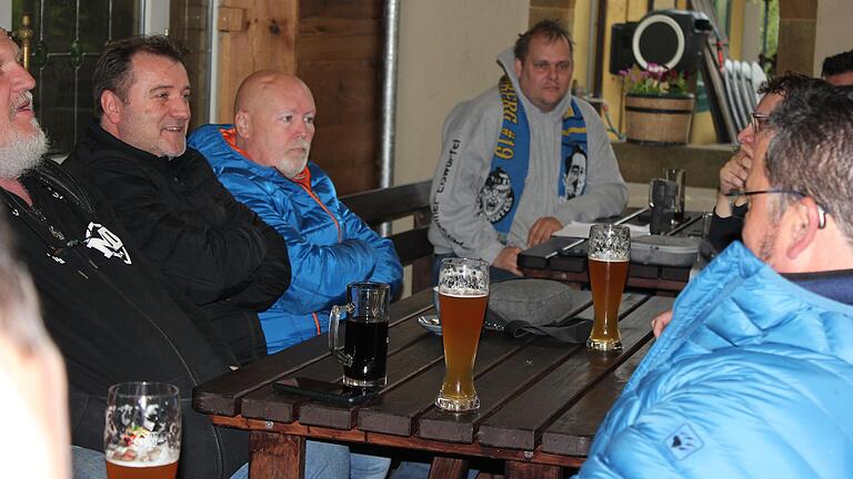 Gerald Zettner (links) und Stephan Steinert (Mitte) hatten beim Mighty Dogs-Fanstammtisch ein offenes Ohr für die Anliegen der Anhänger.