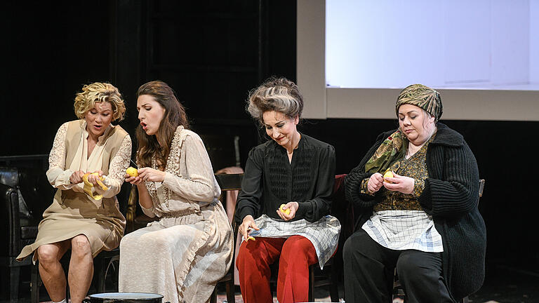 In der Theaterfabrik Blaue Halle zeigt das Mainfrankentheater die Oper 'Eugen Onegin' von Peter Tschaikowski.