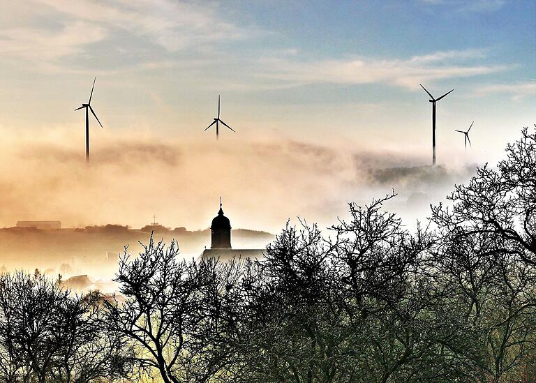 Mit seinem Foto 'Schwebende Windräder' gewann Armin Martin aus Helmstadt den Fotowettbewerb im Jubiläumsjahr '50 Jahre Landkreis Würzburg'. Mit seinem Foto 'Schwebende Windräder' gewann Armin Martin aus Helmstadt den Fotowettbewerb im Jubiläumsjahr '50 Jahre Landkreis Würzburg'. 