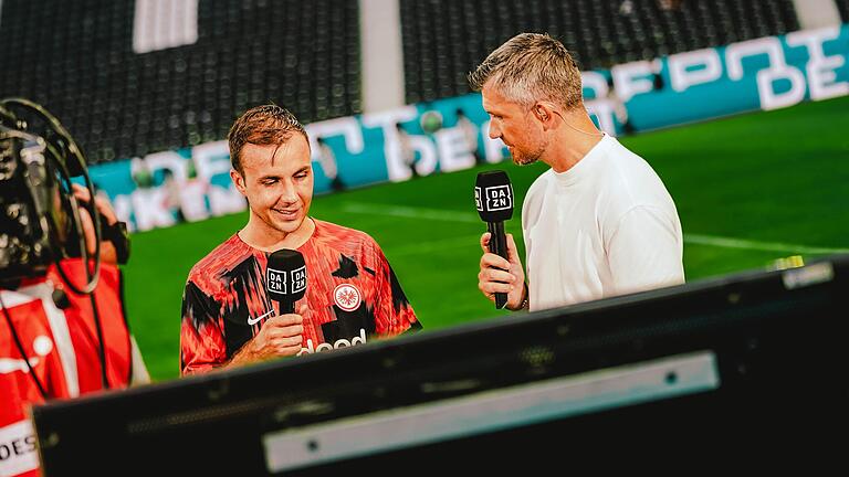 Vom Feld ans Mikro: Der Ex-Spieler des FC 05 Schweinfurt, Sebastian Kneißl (hier rechts beim Interview mit Mario Götze von Eintracht Frankfurt), ist nun als Experte rund um nationale und internationale Fußballspiele im Einsatz.