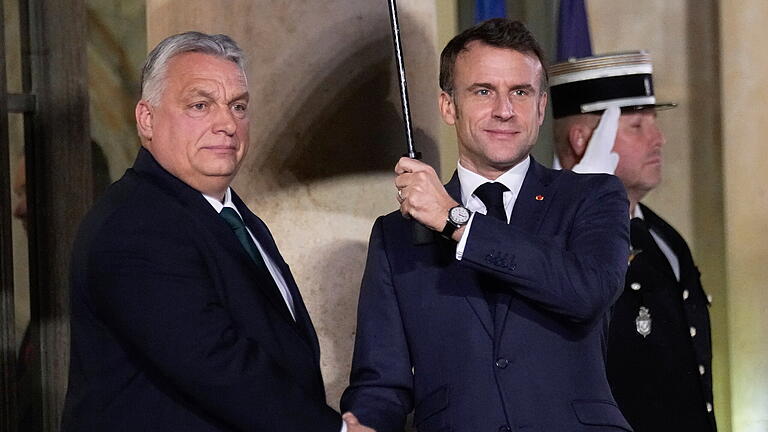 Ungarns Premierminister Orban in Frankreich.jpeg       -  Ungarns Premierminister Orban in Frankreich Emmanuel Macron (r), Präsident von Frankreich, empfängt Viktor Orban, Premierminister von Ungarn, vor einem Treffen im Elyseepalast. Die beiden Staats- und Regierungschefs werden Themen zum Europäischen Rat für den 14. und 15. Dezember erörtern. +++ dpa-Bildfunk +++AGENTURBILD DPA picture-alliance.com picture alliance dpa-archiv dpa-langzeitarchiv