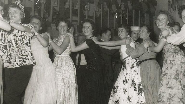 Ihren Spaß hatten diese jungen Frauen bei der Polonaise. Ihren Spaß hatten diese jungen Frauen bei der Polonaise.
